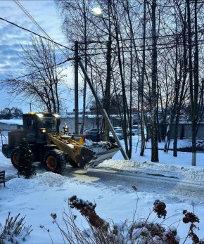 Сегодня работы по очистке дорог от снега были продолжены в Брянском районе