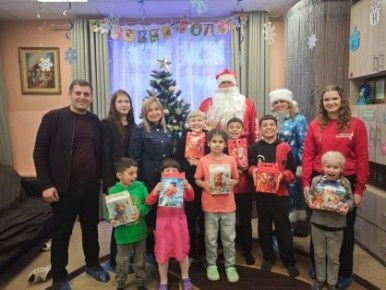 Сотрудники регионального следственного управления передали новогодние подарки детям, находящимся в социальном приюте Брянского района