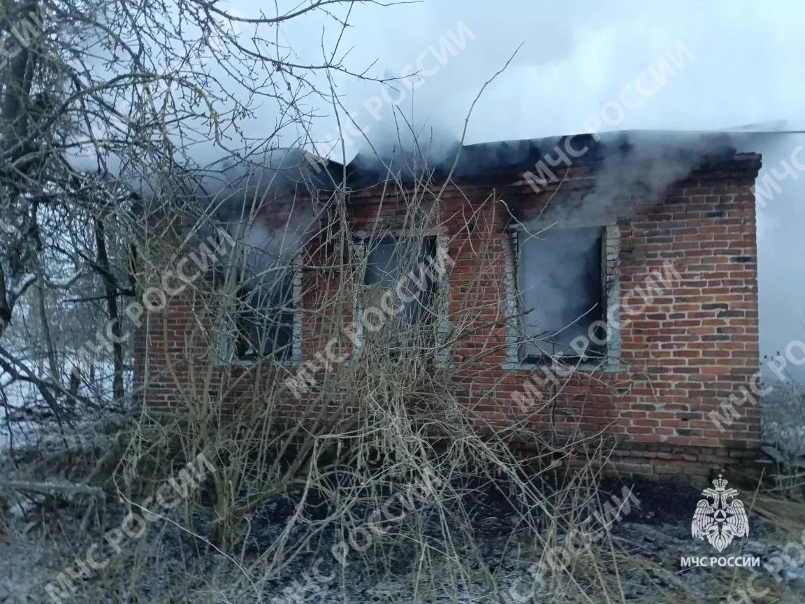 В брянском Климово загорелся жилой коттедж