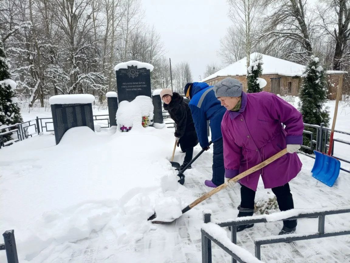 Сегодня наши волонтёры Утынского сельского поселения вновь показали свою заботу о памяти и истории нашего народа! Они провели акцию по уборке снега с памятников войны, и это было настоящим актом уважения к нашим героям