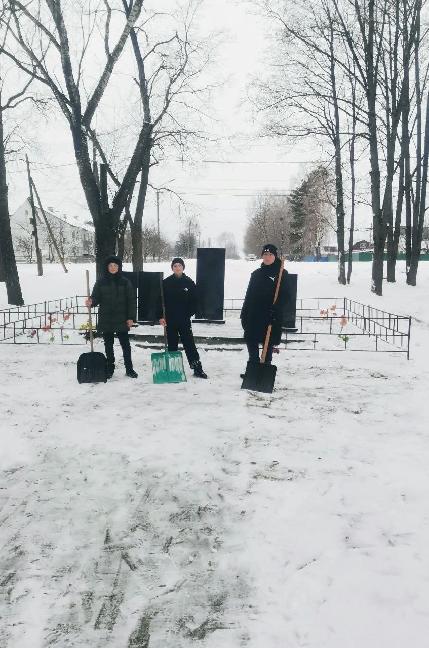 Сегодня наши замечательные волонтёры Сосновского сельского поселения провели акцию по уборке снега с памятников