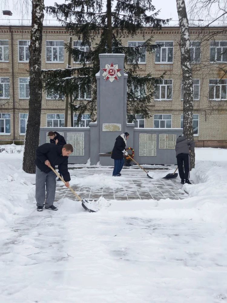 Сегодня наши замечательные волонтёры Красносельского сельского поселения провели важную и трогательную работу — очистили от снега памятники, посвящённые героям Великой Отечественной войны