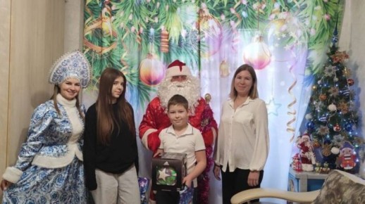 Брат и сестра из Трубчевска получили новогодние подарки от замгубернатора