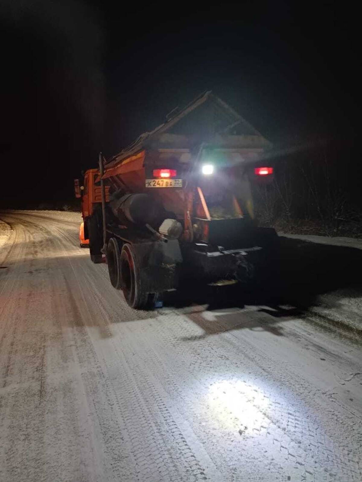 На дорогах Брянщины продолжается круглосуточная уборка снега