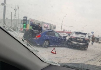 В Брянске на заснеженной дороге разбились автомобили