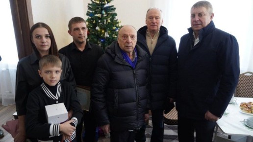 Помощник Путина побывал у первых новосёлов в новом жилом комплексе в Журиничах