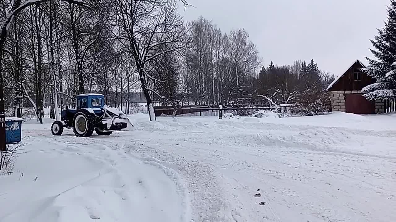 Специализированными службами в круглосуточном режиме проводятся работы по расчистке улично-дорожной сети Хмелевского сельского поселения