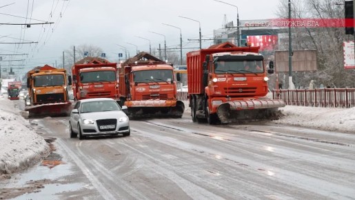 Из-за снежной и дождливой погоды брянские дорожники трудятся непрерывно