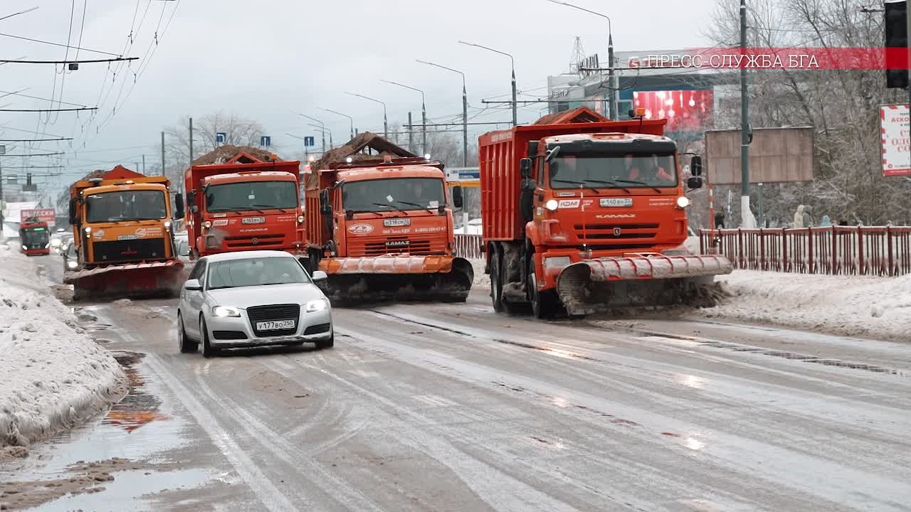Из-за снежной и дождливой погоды брянские дорожники трудятся непрерывно