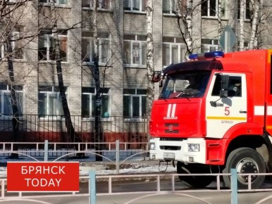 На Стародубской в Брянске огонь охватил второй этаж и кровлю здания
