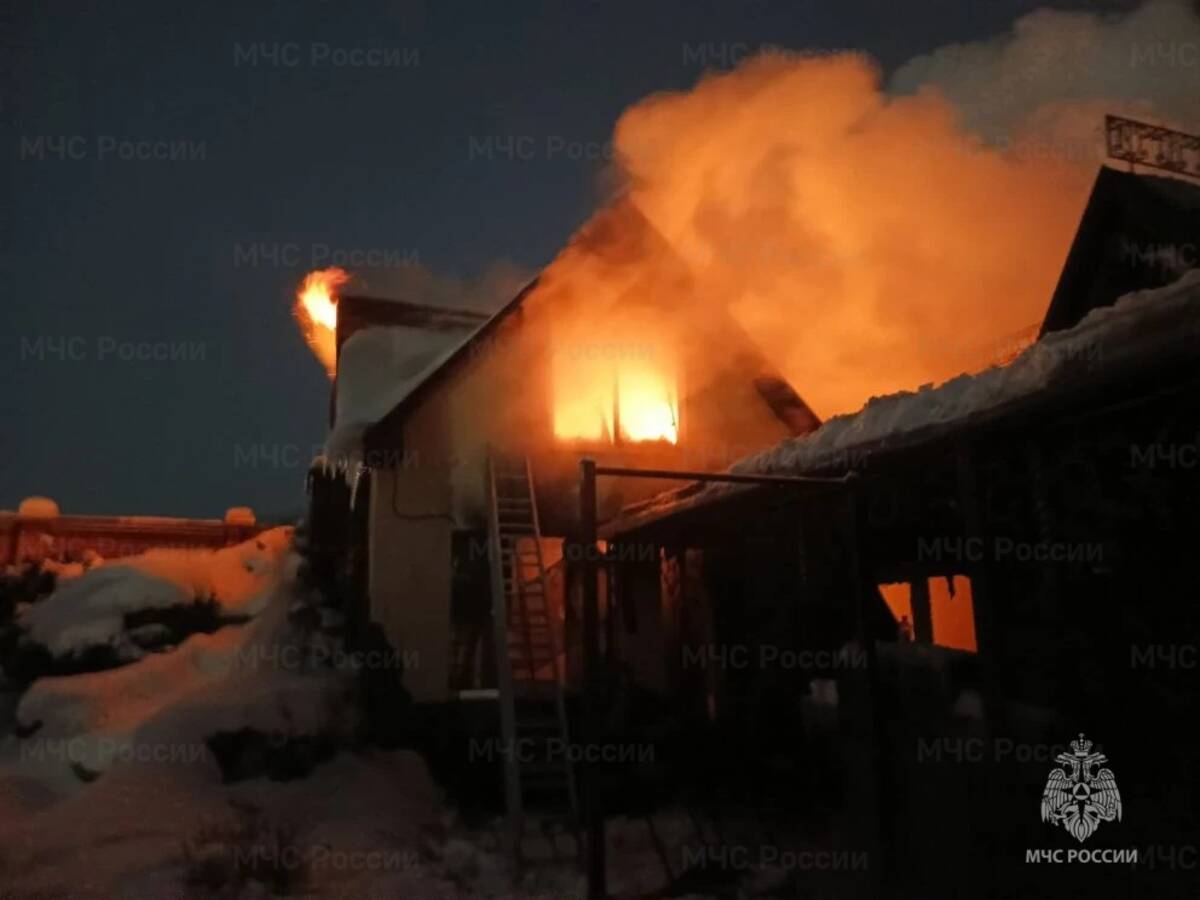 В Брянске 6 пожарных машин тушили крупный пожар в поселке Чайковичи