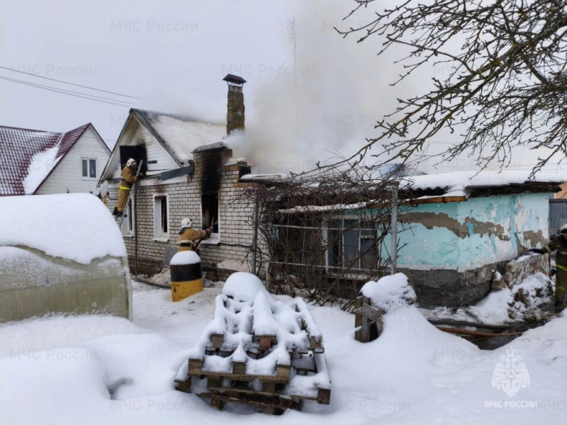 Сегодня в брянском Карачеве загорелся жилой дом