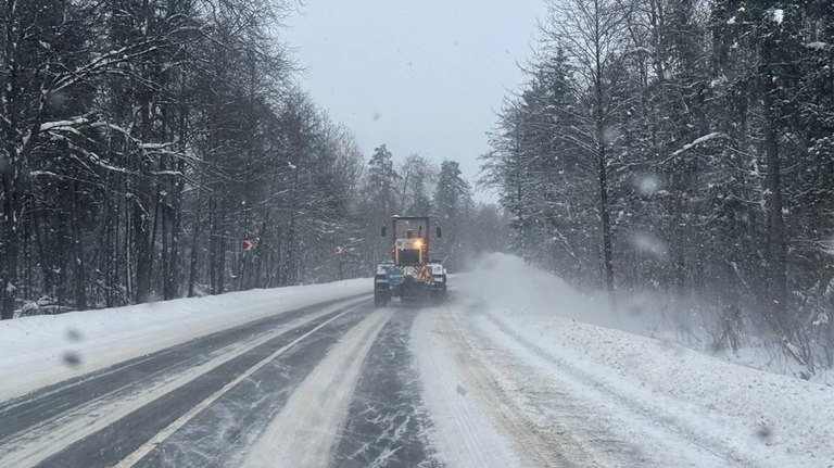 Брянские дорожники за 12 дней использовали 32 тысячи тонн противогололедной смеси