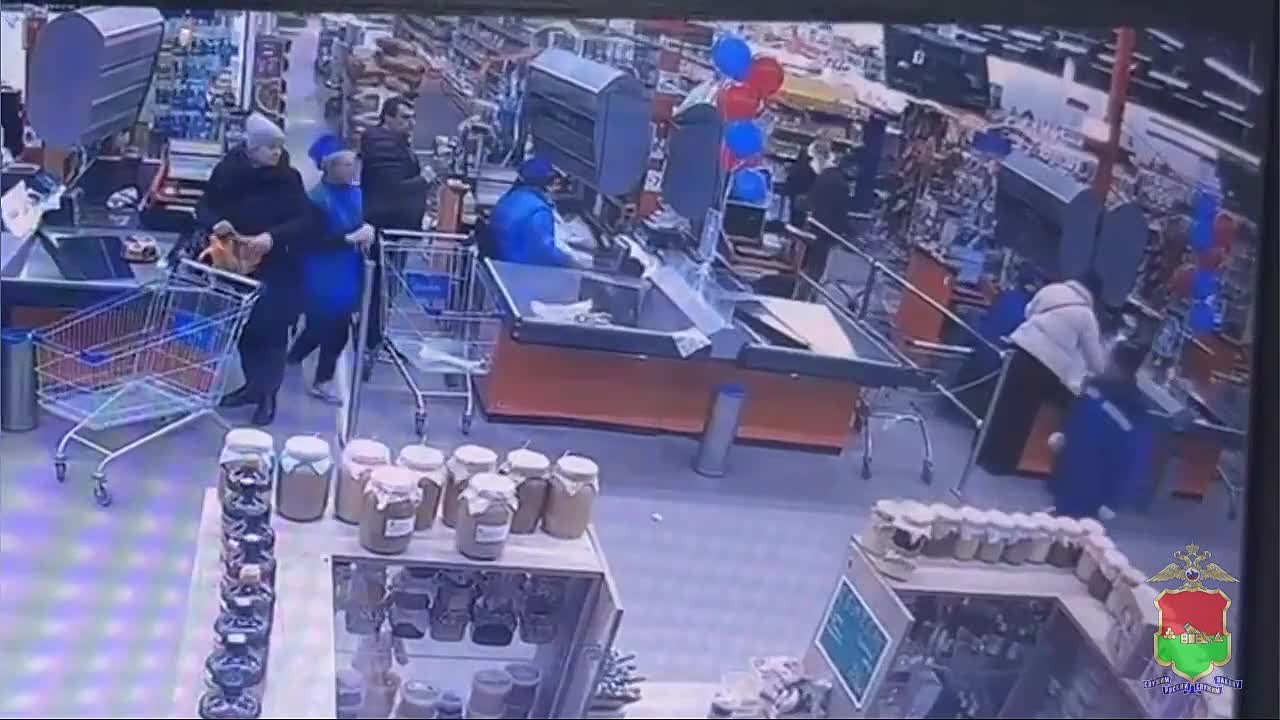 Мы пойдём с конём.... В Брянске мужчина попытался похитить из магазина игрушечную лошадь В полицию поступил звонок о том, что в гипермаркете в Советском районе дебоширит посетитель. Как оказалось, мужчина попытался похитить...