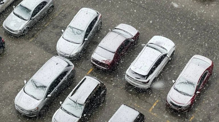 Брянцам разъяснили, кто будет платить за ущерб от упавшей сосульки с крыши на авто