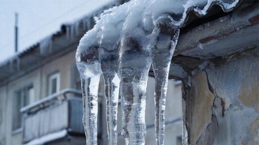 Дом в Новозыбкове превратился в «ледяную крепость» из-за опасных сосулек