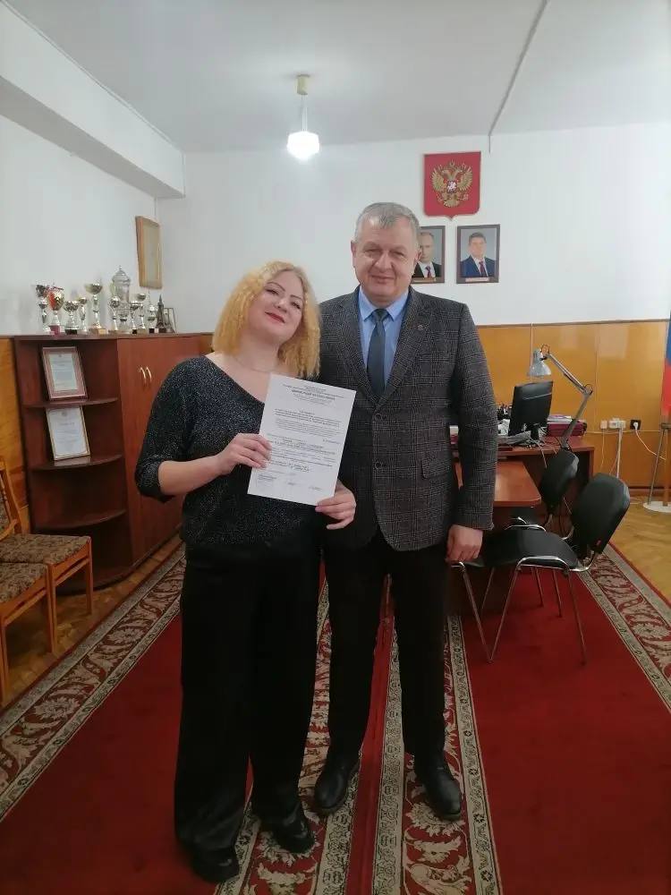 Сегодня глава администрации Унечского района Дуда Владимир Анатольевич вручил сертификат на приобретение благоустроенного жилого помещения на территории Брянской области Лозовской Людмиле Александровне, лицу из числа детей...