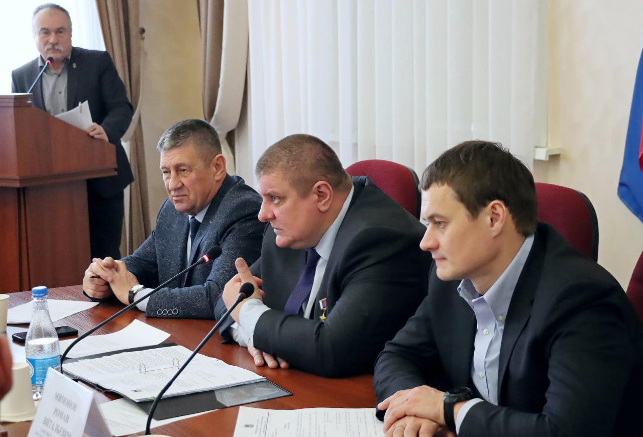 В центре внимания комитета по молодежной политике, физкультуре и спорту под руководством Героя РФ Александра Постоялко – не только вопросы укрепления физического здоровья человека, но и патриотического воспитания молодежи!