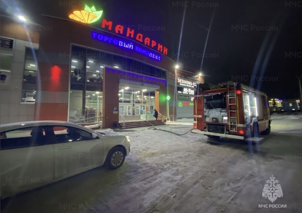 В Брянске вспыхнул ТЦ на Бежицкой