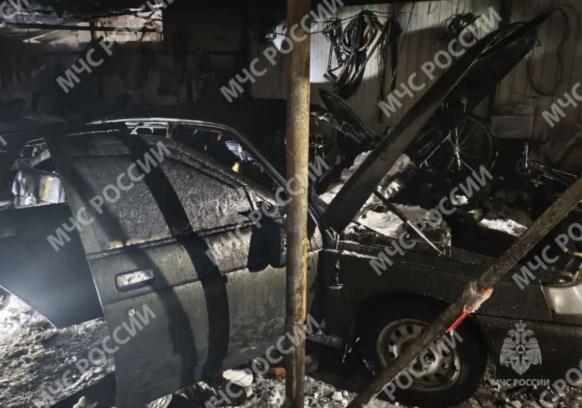 Ночью в Брянске на Бежицкой сгорела легковушка