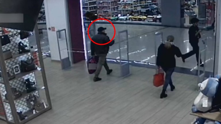 В Брянске сняли на видео момент кражи рецидивистом обуви из ТЦ