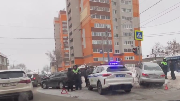 В Брянске на перекрёстке у «Противопожарного центра» разбились два автомобиля