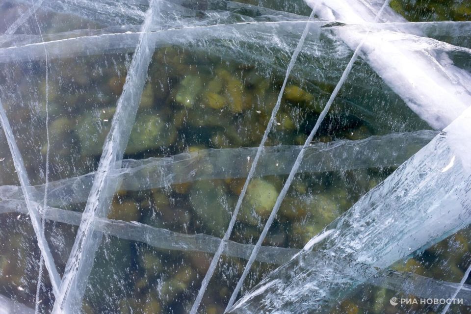 Спасатели из Москвы помогают искать детей, провалившихся под лед в Брянске