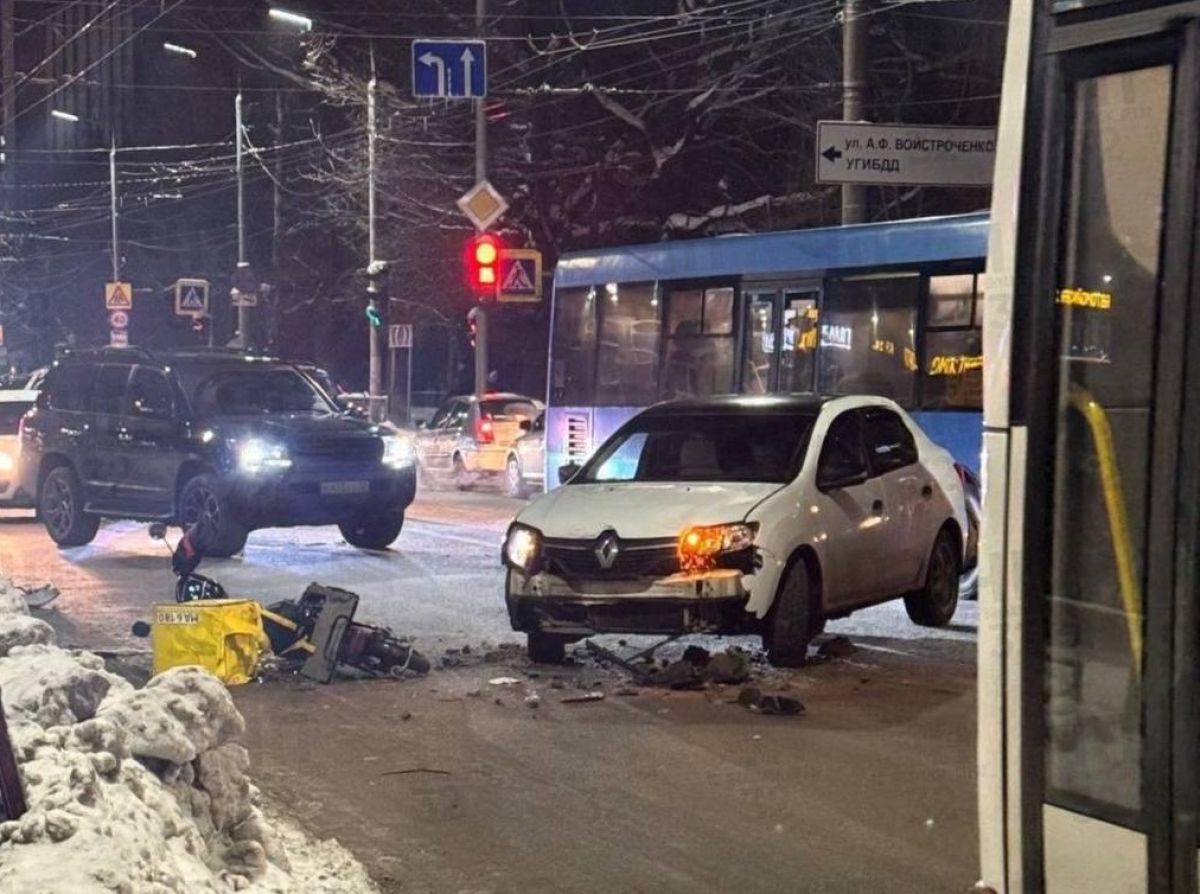 Заказ задерживается: в Брянске работник службы доставки на скутере столкнулся с легковушкой