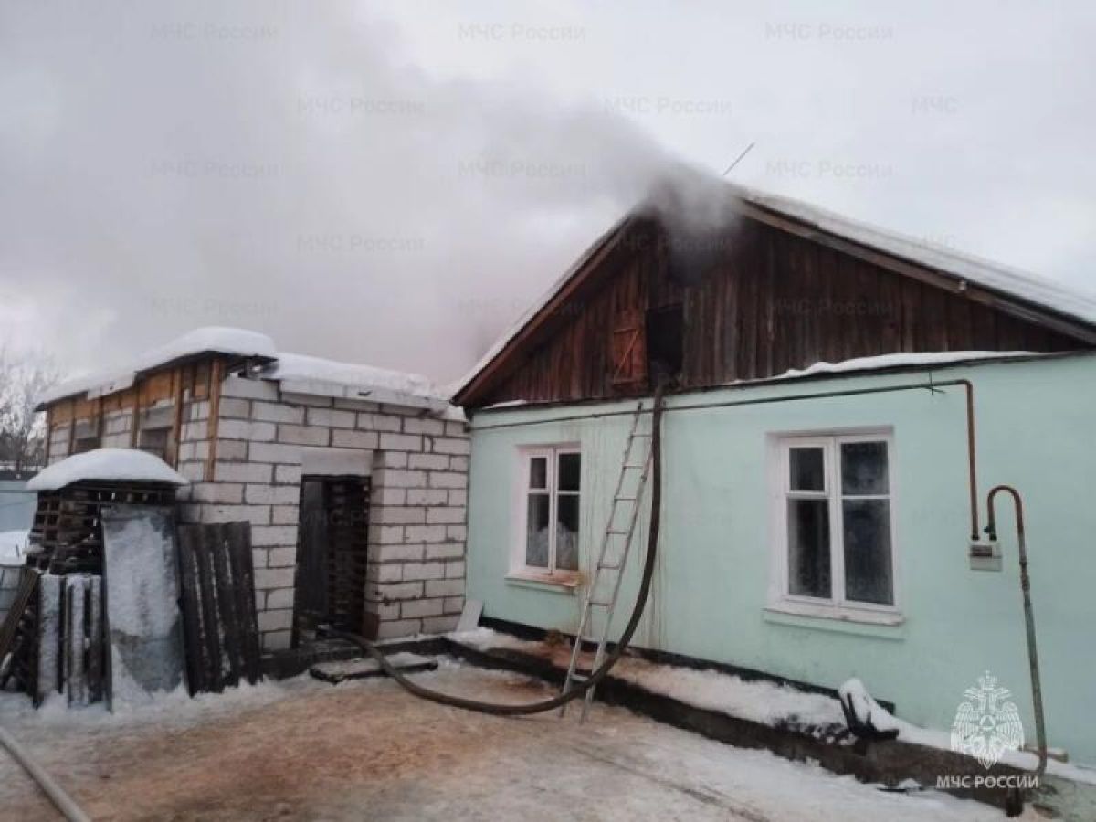 В Брянске на Володарке вспыхнул жилой дом