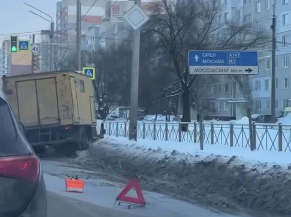 Грузовик аварийной службы попал в ДТП в Брянске