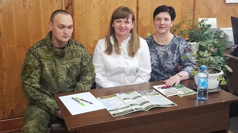 Участник СВО встретился с сотрудниками ЗАГС в Трубчевском районе