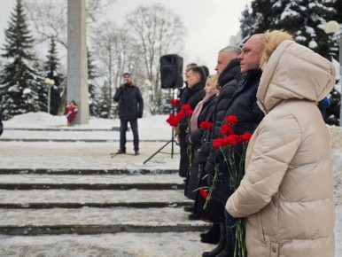В Фокинском районе города Брянска у мемориала «Вечный огонь» состоялось торжественное открытие месячника оборонно-массовой и спортивной работы, посвященного Дню защитника Отечества