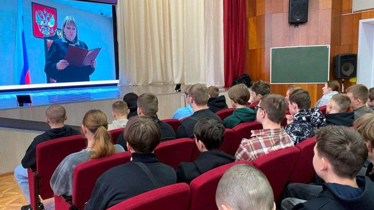 Полицейские и следователи провели профилактический рейд в брянском техникуме