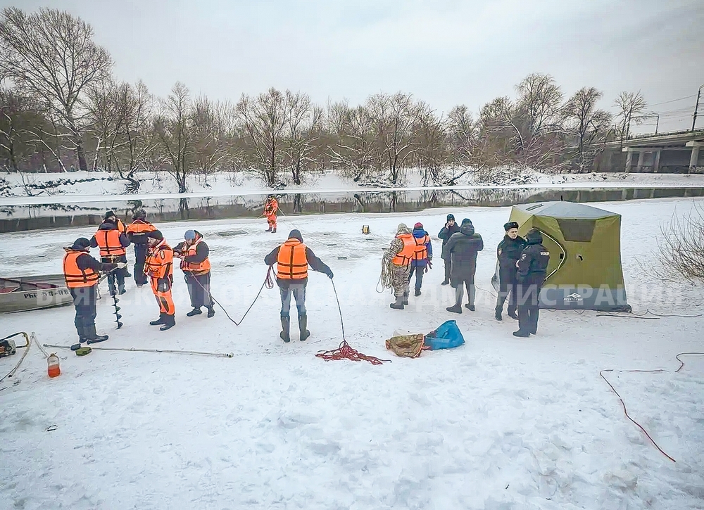 В Брянске более 30 добровольцев отряда «ЛизаАлерт» ищут провалившихся под лед детей