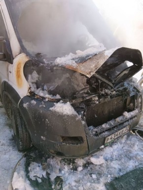 В Брянске на Московском таинственно вспыхнул микроавтобус