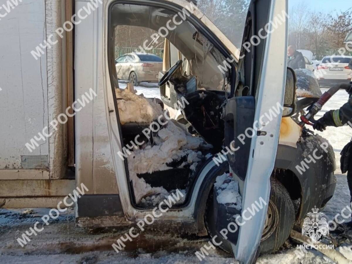 В Брянске в микрорайоне Московском внезапно вспыхнул фургон
