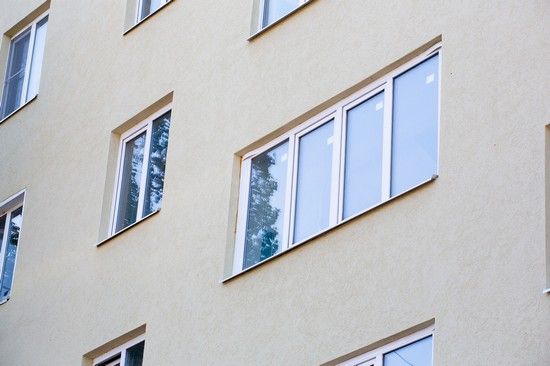 Льготная квартира брянской сироты через 3 года пошла сквозными трещинами