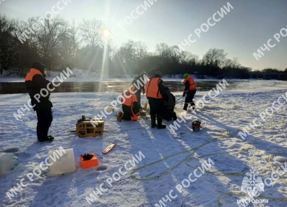 Пробурили 3 майны и 750 лунок в поисках детей подо льдом в Брянске
