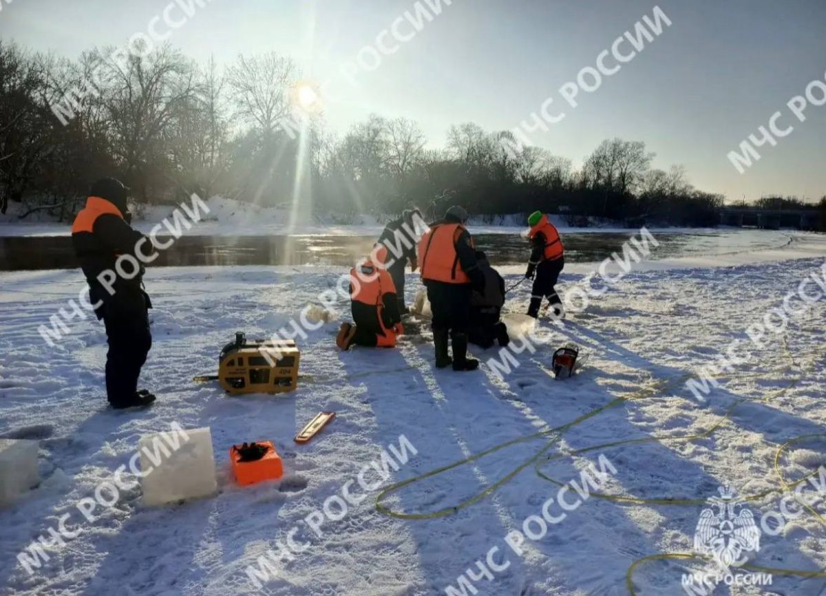Пробурили 3 майны и 750 лунок в поисках детей подо льдом в Брянске