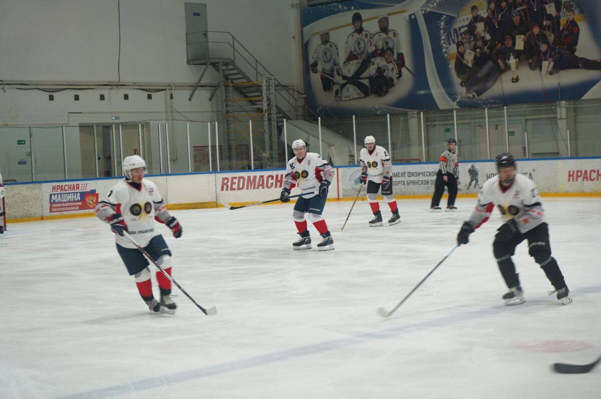 Губернатор Богомаз сыграл в хоккей со студентами в их праздник