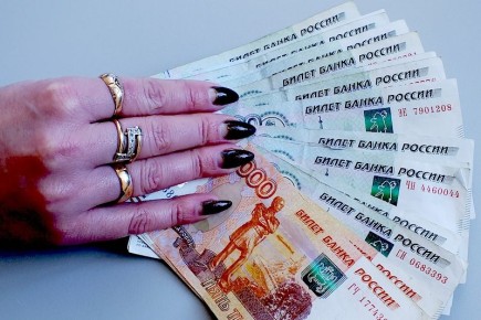 В Клинцах женщина тайно повесила на знакомого кредиты на полмиллиона рублей