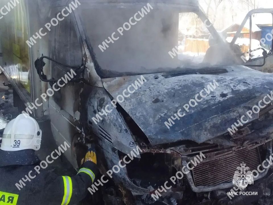 В брянской Унече в воскресенье пламя объяло легковой автомобиль