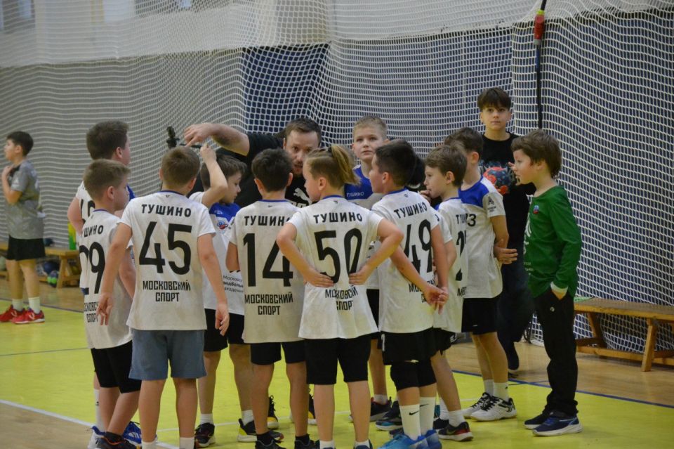 Юные брянские гандболисты выиграли «домашний» новогодний турнир