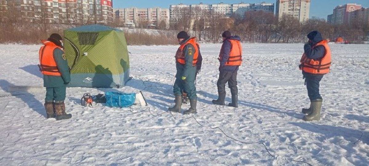 Орловские спасатели свернули операцию по поиску провалившихся под лед школьников в Брянске