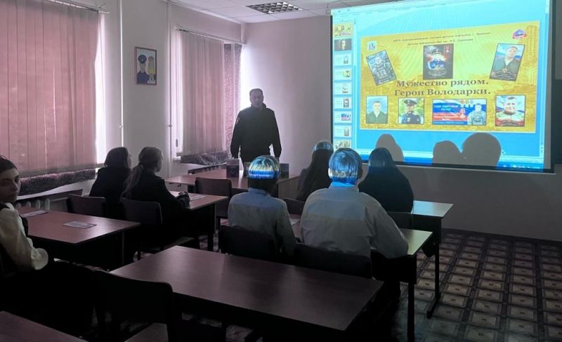 В Брянске полицейские провели профилактическую акцию для школьников