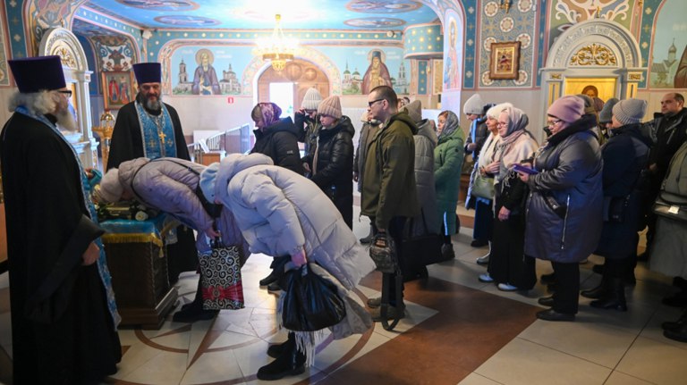 Сотни верующих поклонились в Брянске частице Пояса Богородицы