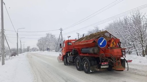 В эти часы подрядные организации Управления автомобильных дорог Брянской области продолжают очистку и обработку региональных и межмуниципальных автодорог от снега и наледи