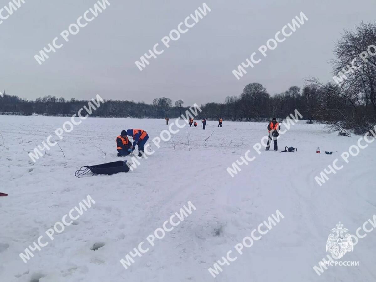Спасатели буквально «просеивают» реку в поисках утонувших детей в Брянске