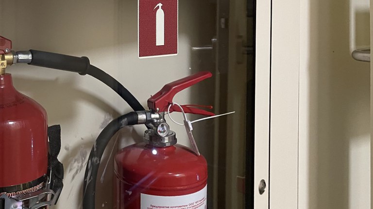 В переулке Карачижском в Брянске сгорели хозяйственные постройки