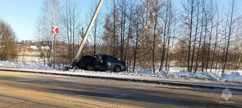 Брянским пожарным и спасателям пришлось бороться с последствиями автомобильной аварии под Дубровкой